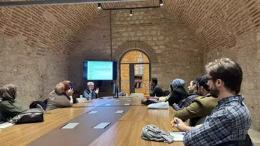 Atölyede incelenen Osmanlı mezar taşı örneği