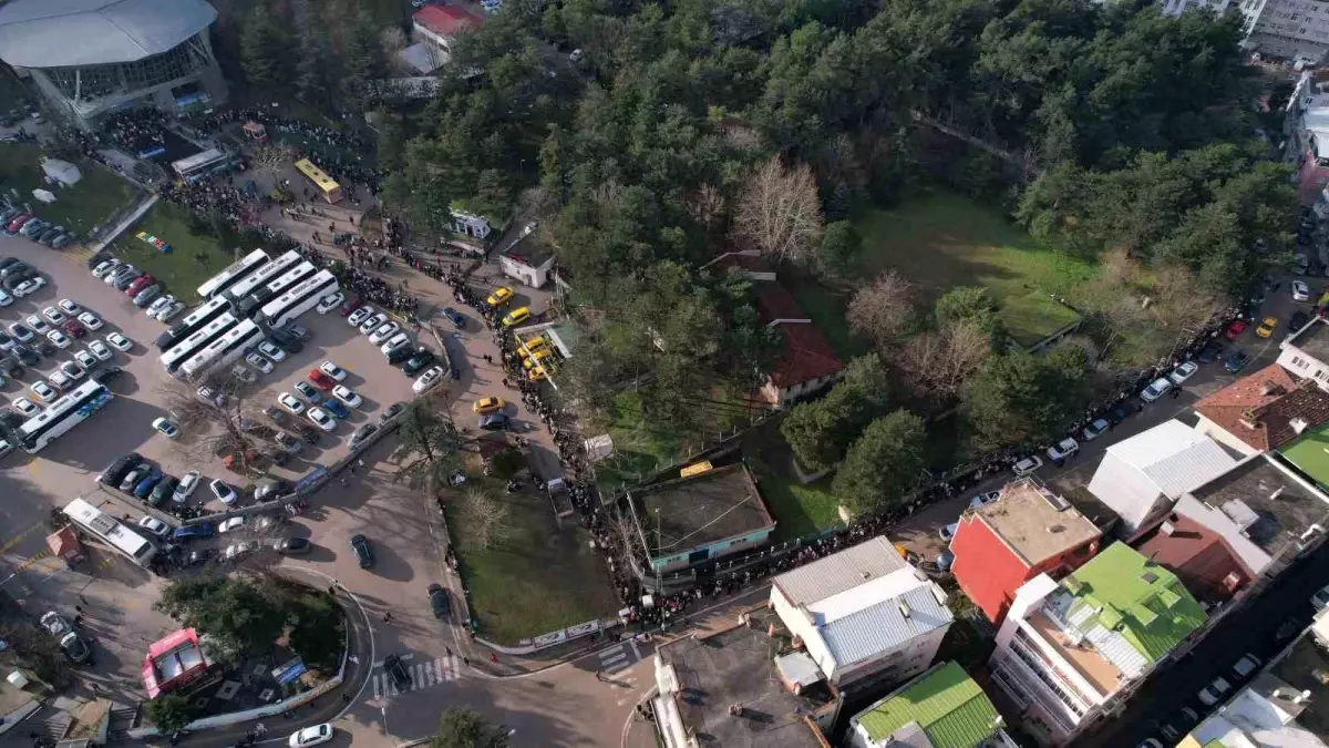 Bursa’da Uludağ Teleferik Kuyruğu 1 km’yi Aştı