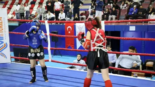 Muay Thai finalinde mücadele eden sporcular
