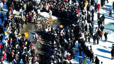 Shenyang kış balıkçılığı etkinliğinde balık tutan katılımcılar