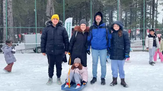 Kar festivalinde canlı müzik sahnesi