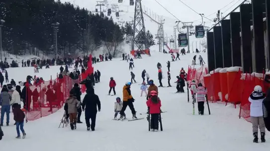Kayak pistinde coşkulu kayakçılar
