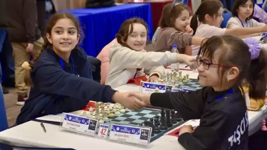 Satranç turnuvası sırasında genç oyuncuların mücadele anı