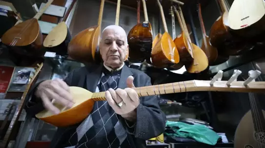 Ramazan Korkmaz sahnede saz çalıyor