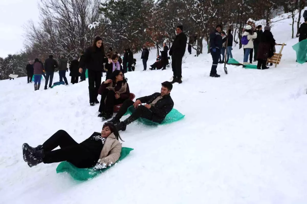 Adana’nın Saimbeyli’de İkinci Kayak Festivali: Leğen ve Bidonla Kızak Yarışı Coşkusu