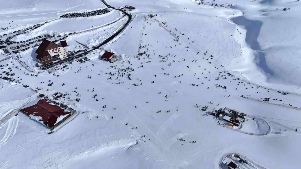 Hesarek Kayak Merkezi'nde Kış Rüzgarı: Yarı Yıl Tatilinde Yoğun Ziyaretçi Akını