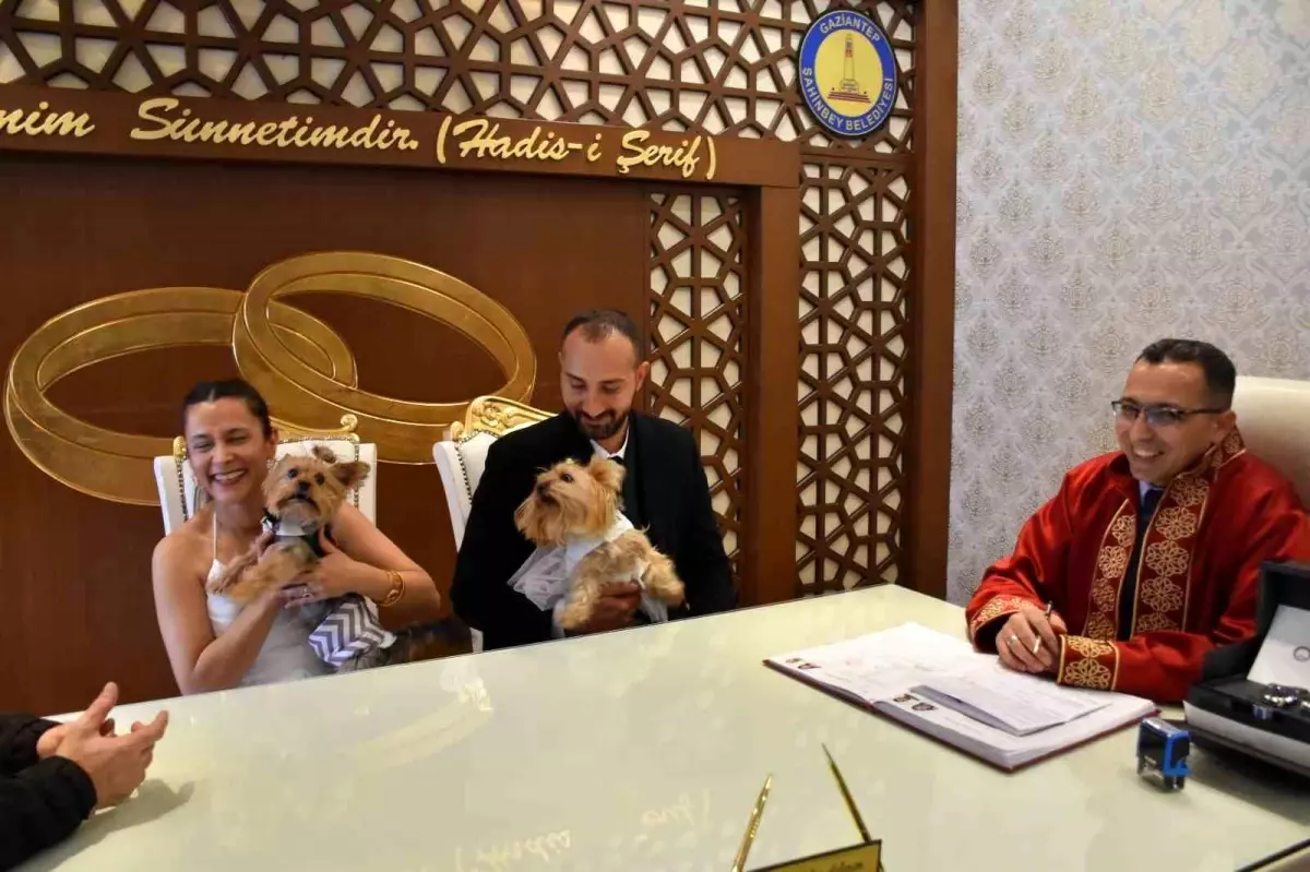 Damat ve Gelin, Sevimli Dostlarıyla Nikahda Göz Kamaştırdı