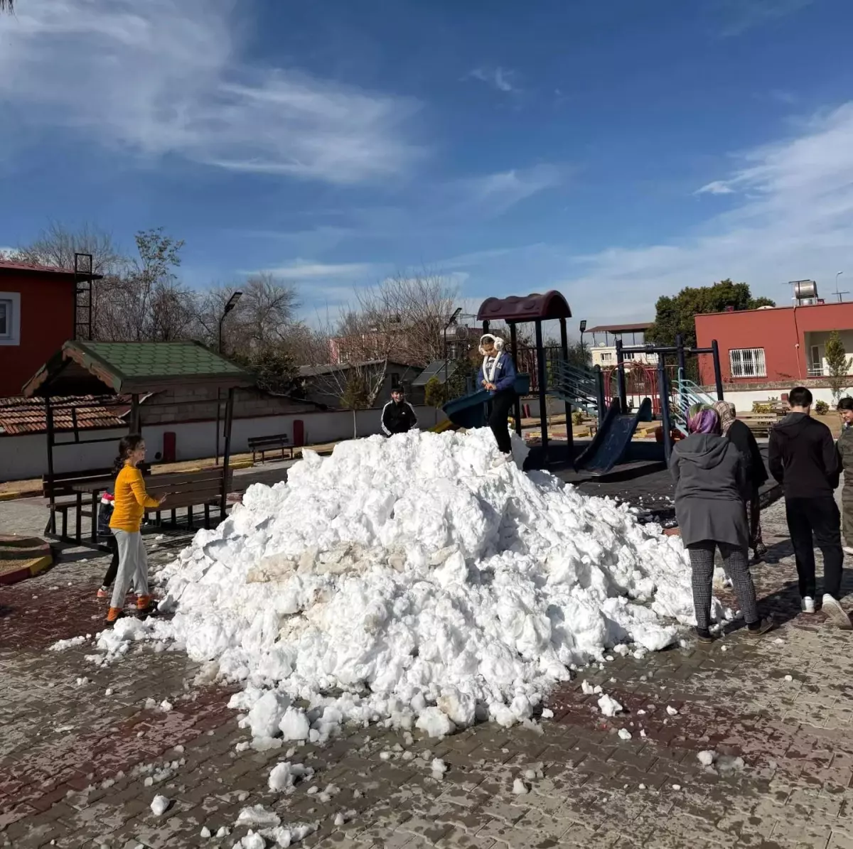 Osmaniye Toprakkale’de Çocuklara Kar Sürprizi: Kamyon Dolusu Karla Eğlence