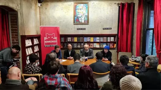 Etkinlikte yazarların sunum yaptığı an