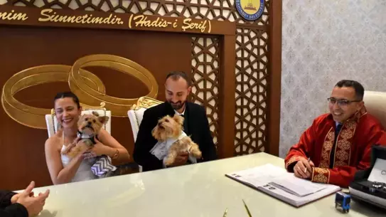 Nikah töreninde köpekli çiftin mutlu anı