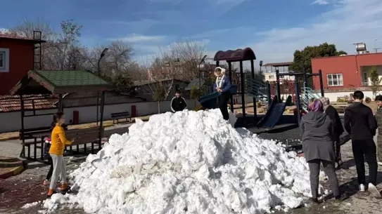 Toprakkale parkında karla kaplı alan