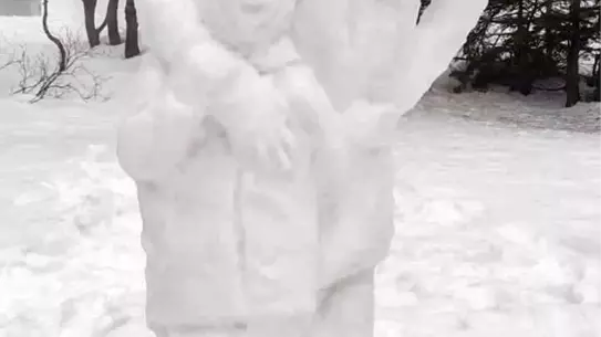 Hakan Babaoğlu’nun kardan heykeli