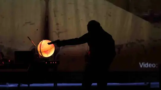 Oyunun sahne dekoru ve oyuncular