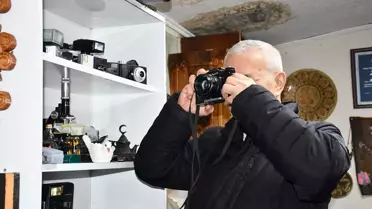 Müzede sergilenen eski bir radyo