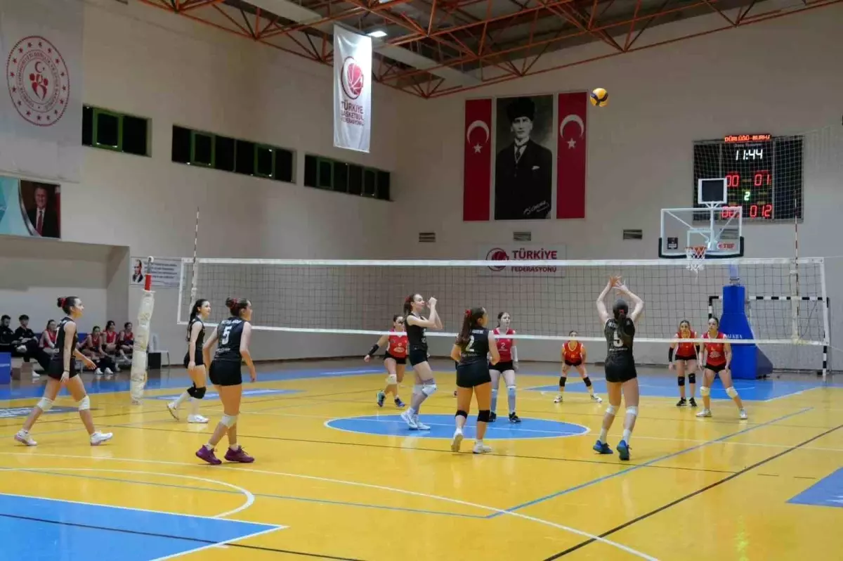 Burhaniye'de 4. Geleneksel Yıldız Kızlar Voleybol Turnuvası Açıldı