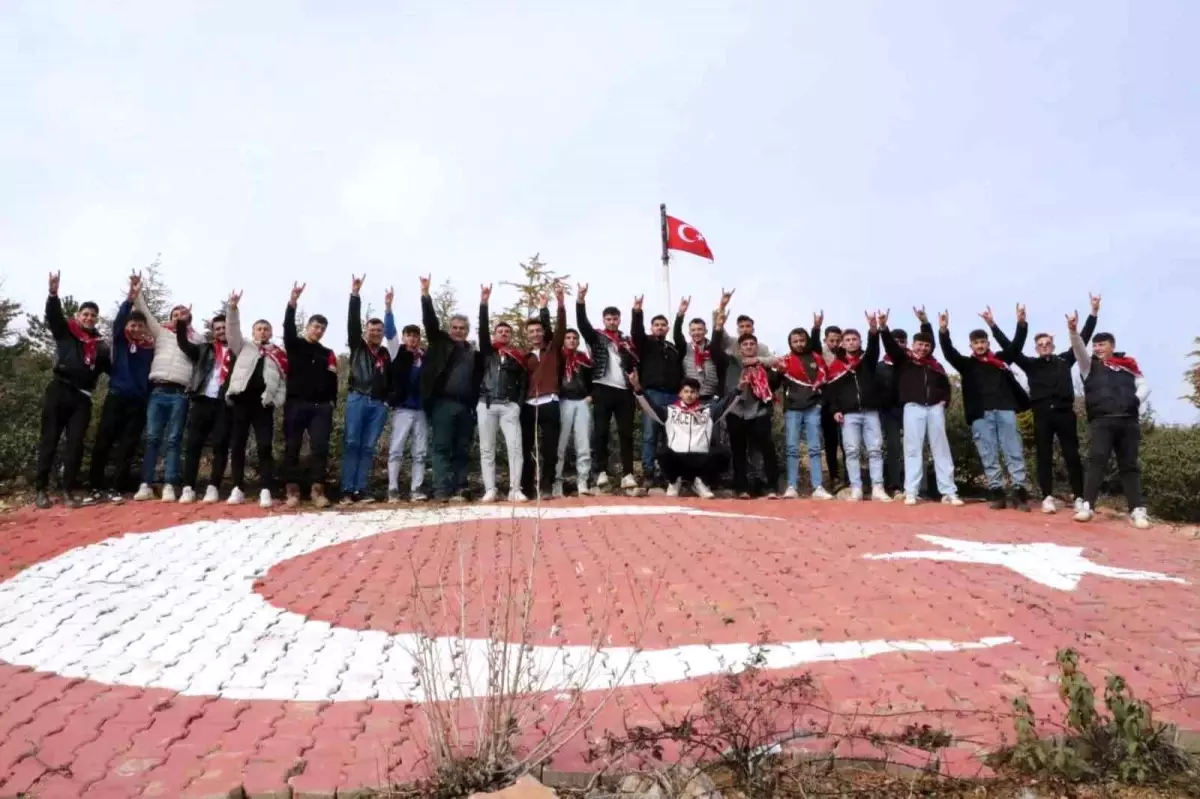 Akharım’da Asker Adayları Bayrak Tepe’de Geleneksel Nöbetini Başlattı