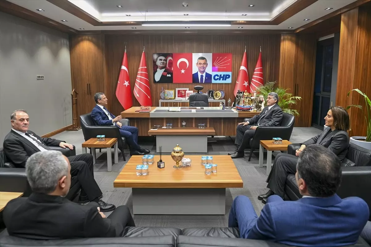 CHP Genel Başkanı Özgür Özel, Beşiktaş Başkanı Serdar Adalı ile Görüştü ve Forma Aldı