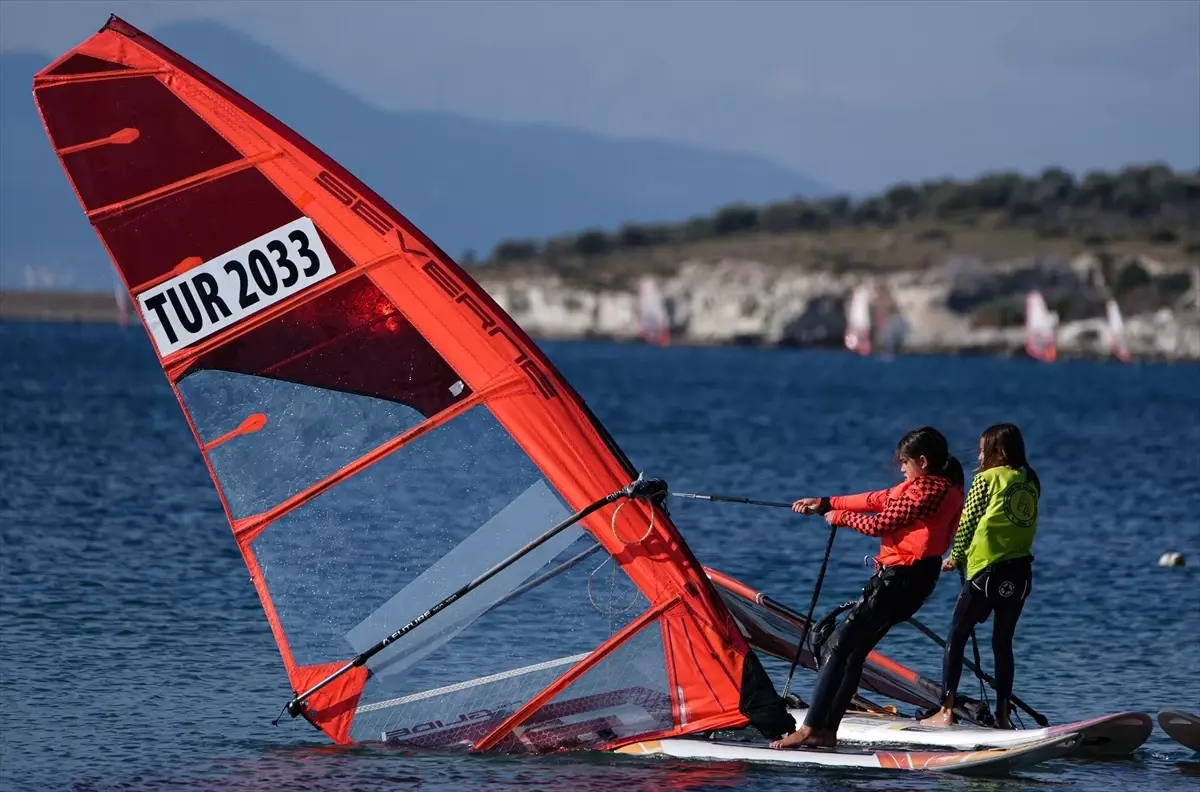 Foça’nın Rüzgarı ve Su Sporları Şöleni Uluslararası Dikkat Çekiyor
