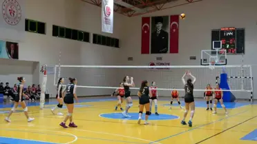 Voleybol sahasında mücadele eden takımlar