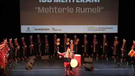 Mehter takımı sahnede performans sergiliyor