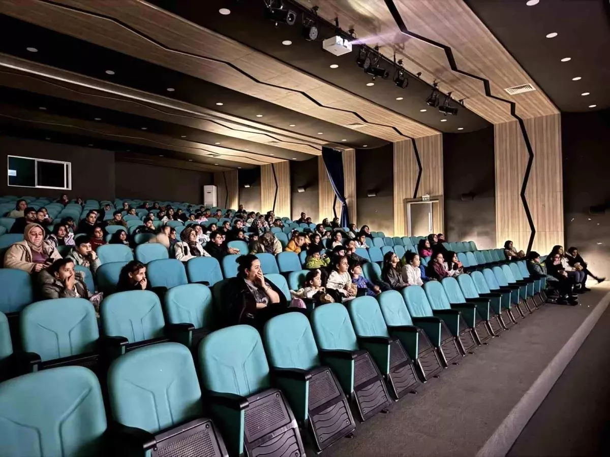 Düzce'de Gençlere Özel 'Kaykaycı Kız' Film Gösterimi Gerçekleşti