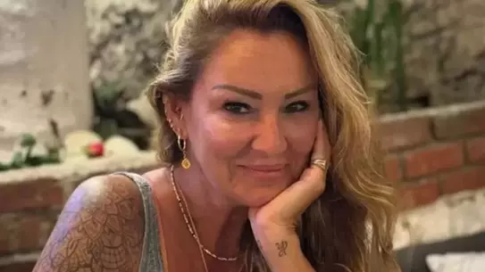 Su Atacan'ın podyumda sergilediği şık poz