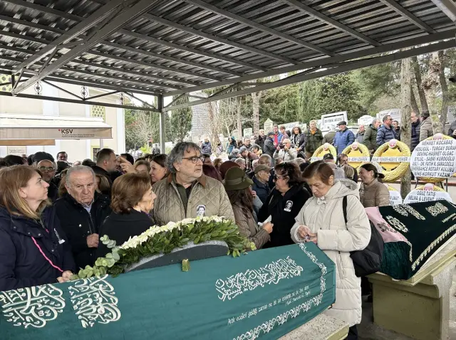 Seha Okuş’un hatırasına çelenkler