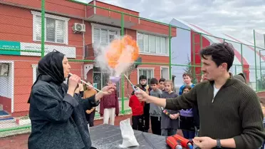 Fen etkinliği sırasında gençlerin deney yapması