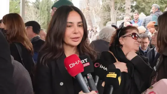 Seha Okuş sahnede performans sergilerken