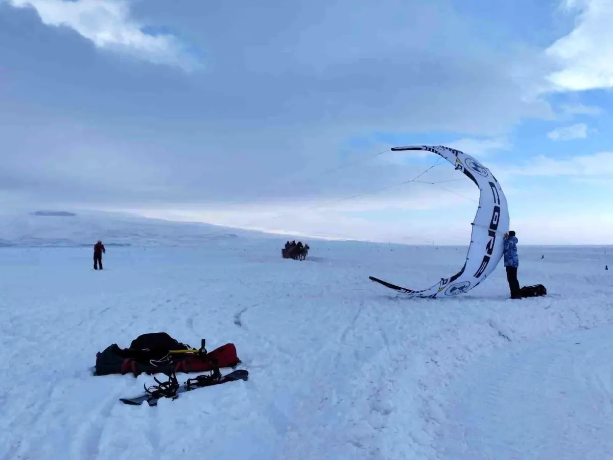 Çıldır Gölü'nde Paraşütle Yükseklerde Adrenalin Dolu Anlar