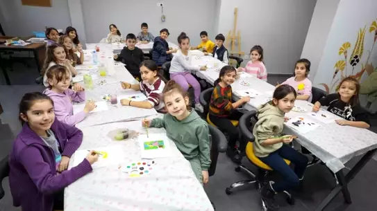 Atölye çalışması sırasında çocuklar