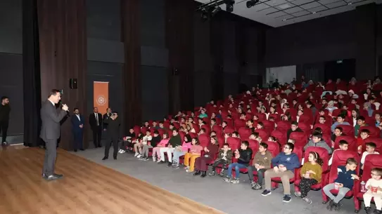 Etkinlikte sahne alan çocuklar