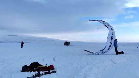 Paraşütle gökyüzünde süzülen macera