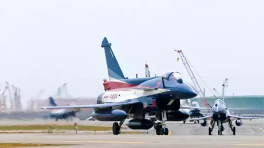 Çin Halk Kurtuluş Ordusu Akrobasi Takımı Singapur Havacılık Fuarı'nda J-10'larla Gösteri Yaptı