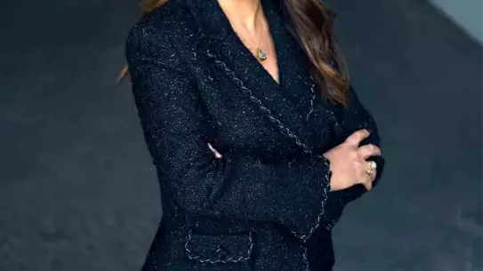 Zirve salonunda konuşma yapan bir panelist