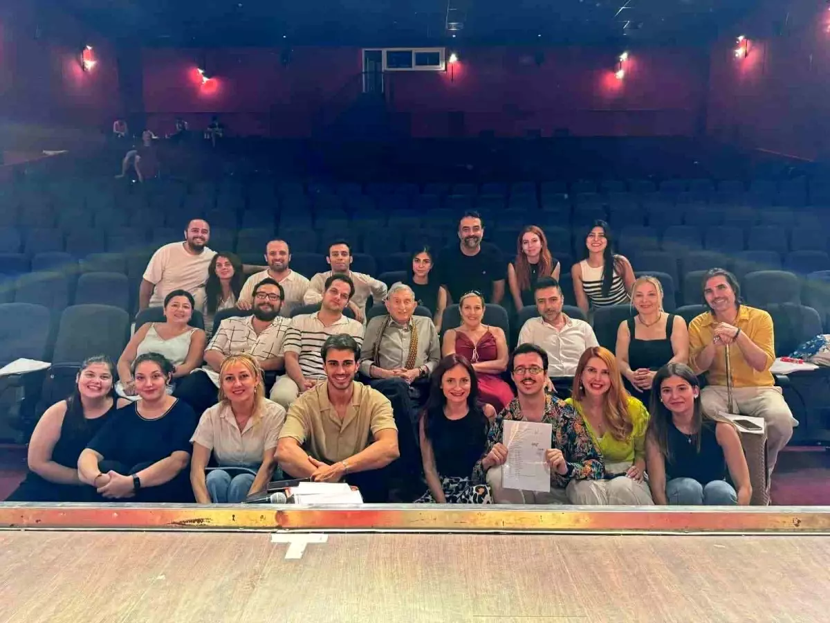 97 Yaşındaki Usta Yönetmen Haldun Dormen'in 'Hisseli Harikalar Kumpanyası'na Gelen Ödül Yağmuru