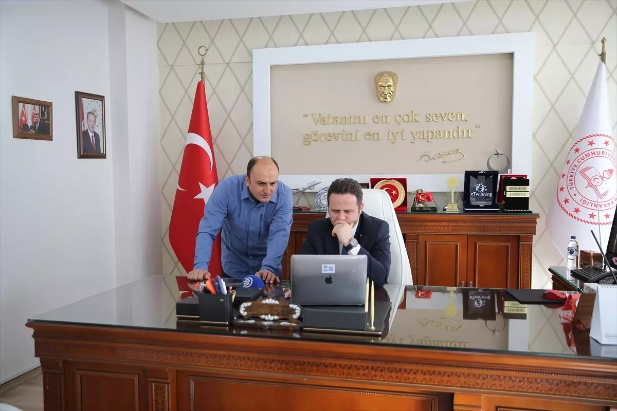 Muğla’nın Eğitim Müdürü Emre Çay, AA’nın “Yılın Kareleri” Yarışmasında Öne Çıkan Fotoğrafları İnceliyor