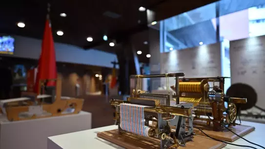 Sergiden bir fotoğraf, dokuma eserleri sergileniyor