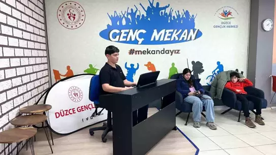 Gençlerin çaldığı piyano performansı