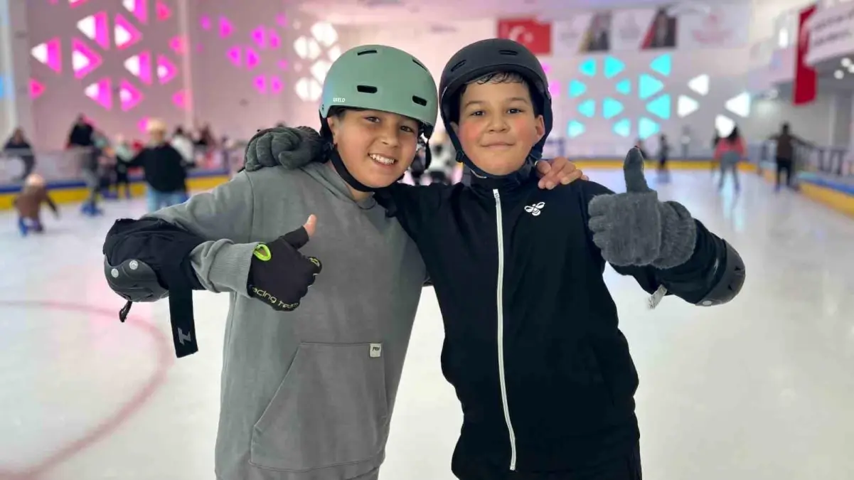 Edremit'te Buz Pateni Pisti Yarıyıl Tatilinde Çocukların Favorisi Oldu