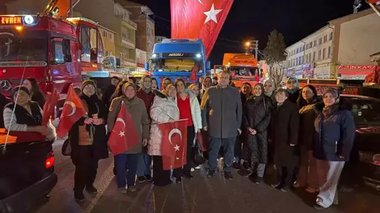 Yürüyüşteki kalabalık ve bayraklar