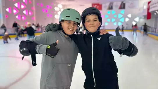 Çocukların buz pateni pistinde keyifli anları