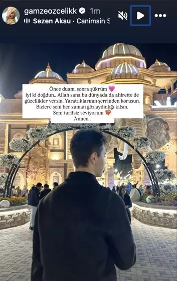 Gamze Özçelik ve Murathan birlikte gülümserken