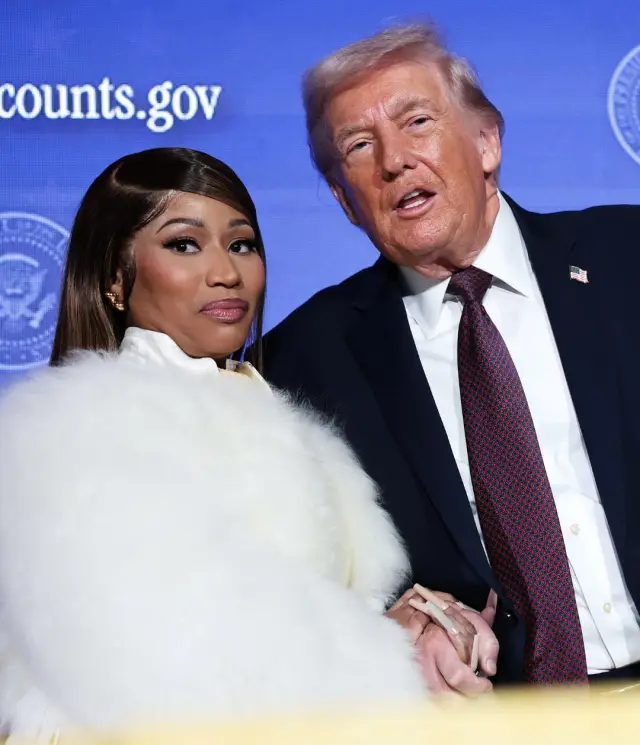 Trump ve Minaj ile fotoğraf çektiren izleyiciler