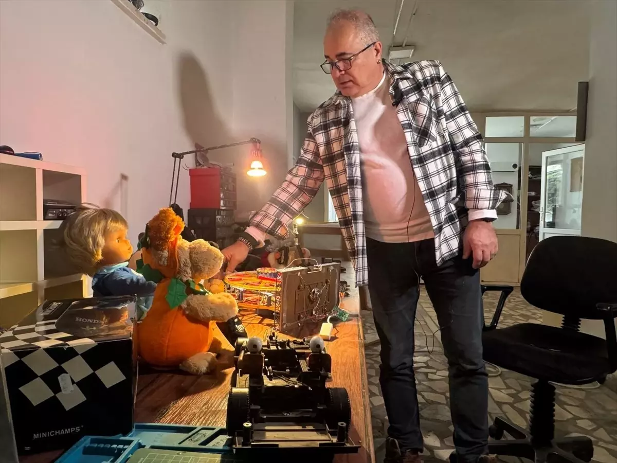 Emekli Mühendis Bülent Uysaler, Bozulan Oyuncakları Yeniden Hayata Döndürüyor