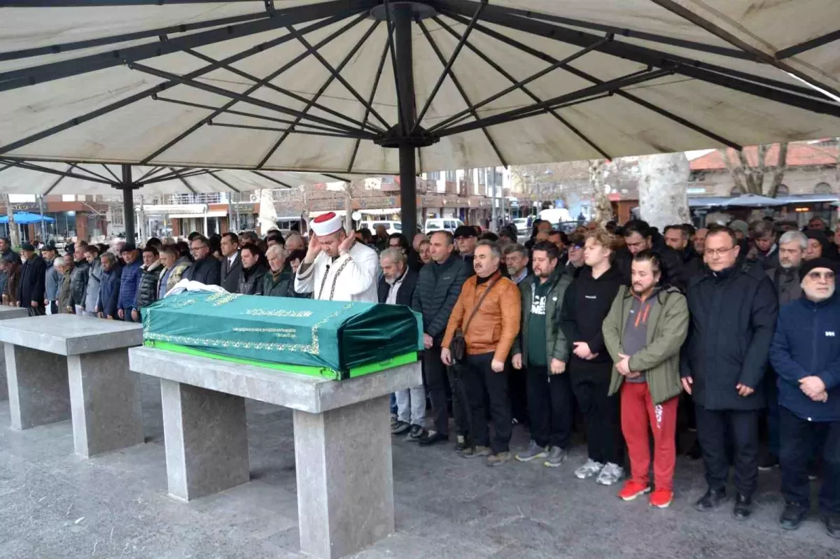 Balıkesir'in Fotoğraf Dünyasını Şekillendiren Sadri Varol, Duygusal Veda Aldı