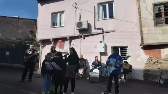 Barış Manço Kozan’da 27. Yıl Dönümünde Gülpembe Şarkısıyla Anıldı