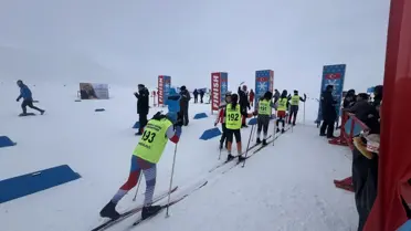 Yüksekova’da kayaklı koşu yarışmasından bir an