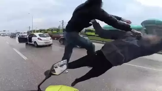 Bursa Trafiğinde Motorlu Sürücüler Arasındaki Şiddetli Tekme ve Yumruk Kavgası