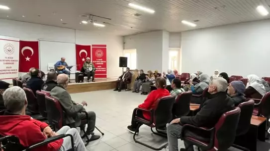 Huzurevi sakinleri halk oyunları sırasında